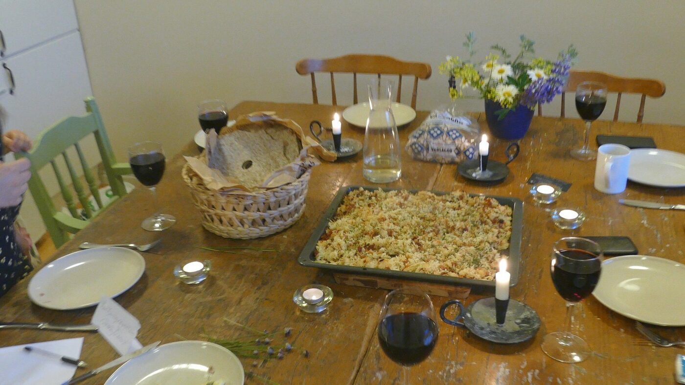 Gedeckter Tisch im Haus auf der Insel