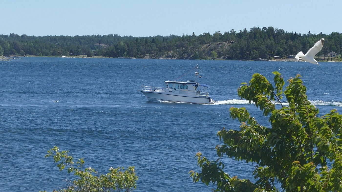 Båten går ut i skärgården från Dalarö